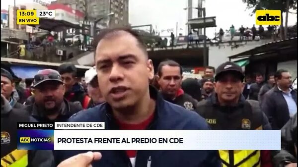 Protestas frente al predio en CDE - ABC Noticias - ABC Color