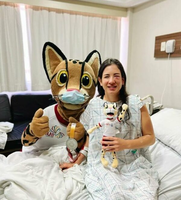 Tirika visitó a karateka en el hospi mientras se recupera de los golpes