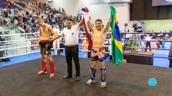 De pedir ayuda en los semáforos a ser campeón del mundo