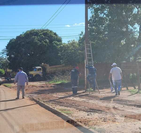 Funcionarios de la ESSAP hacen pegatina a su presidente Natalicio Chase y Juancho Acosta en PJC