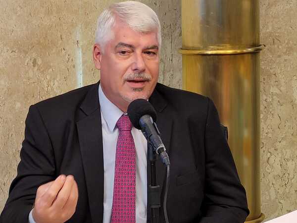 Populista, desatinada y nefasta fueron las críticas hacia la propuesta de Wiens, sobre compar deudas de morosos