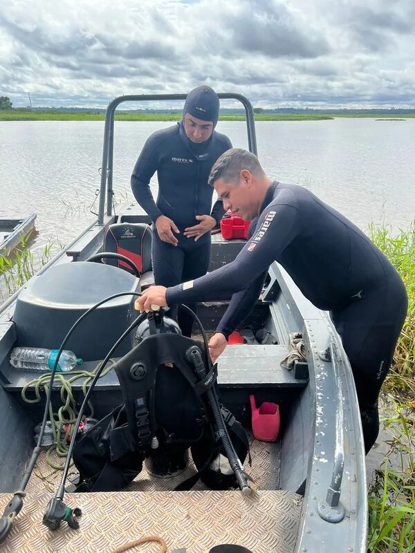Buzos buscan a pescador desaparecido en el río Paraná en Salto del Guairá - Nacionales - ABC Color