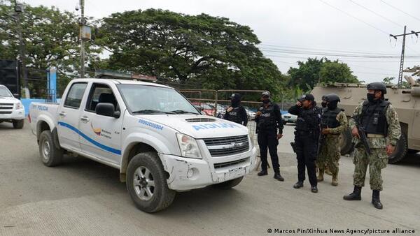Atacan con disparos e intimidan a dos medios de comunicación en Ecuador