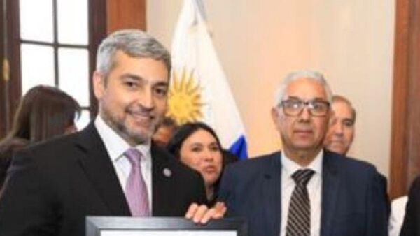 Abdo recibe carta de niños que se disculparon por la Guerra Grande