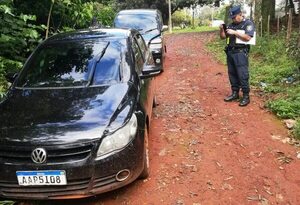 Hallan furgón robado durante un asalto y el automóvil utilizado por delincuentes - ABC en el Este - ABC Color
