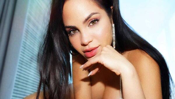 Crónica / [VIDEO] Natti Natasha hace arder las redes con provocativo baile en bikini