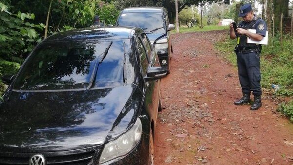 Hallan dos vehículos abandonados en Presidente Franco