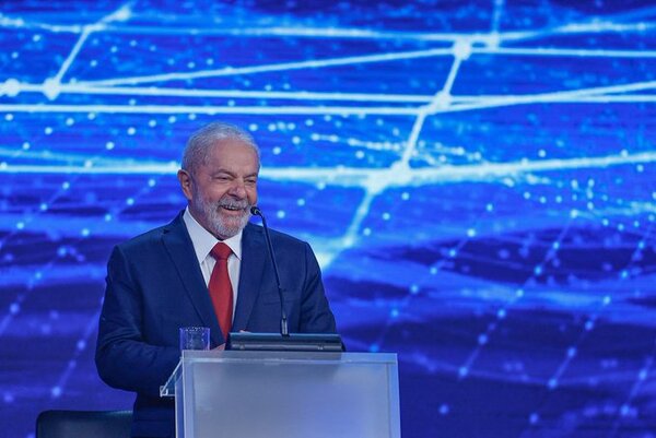 Lula sigue adelante en sondeo rumbo a segunda vuelta presidencial en Brasil