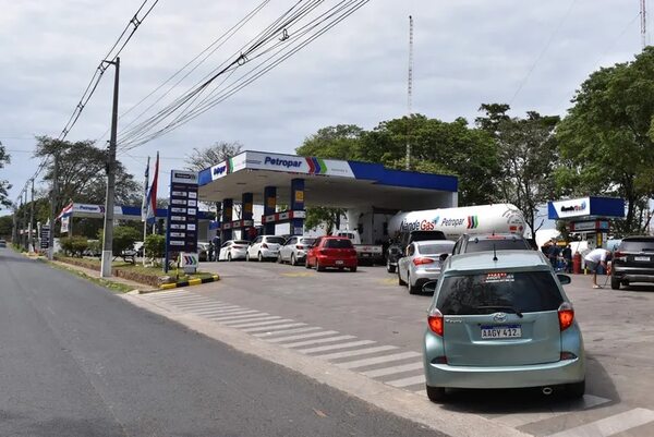 Petropar baja precios de combustibles y privados lo considera contradictorio - Economía - ABC Color