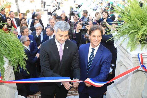 Mario Abdo y Lacalle Pou reinauguran sede de la embajada paraguaya en Uruguay - Política - ABC Color