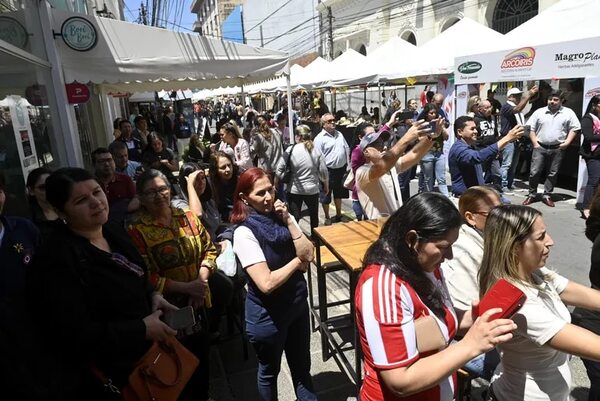 Feria de artesanía, comida y shows “explotó” ayer en la icónica calle Palma y continúa hasta esta tarde - Nacionales - ABC Color