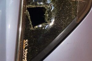 Ladrones rompen ventanilla de coche y hurtan prendas deportivas – Diario TNPRESS