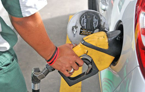 Petropar anuncia que bajará el precio de la nafta en G. 200 desde el lunes | DIARIO PRIMERA PLANA