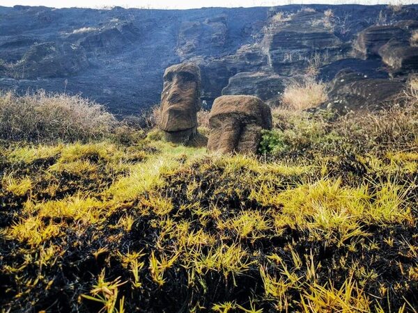 Incendio en Isla de Pascua quema varios moais y más de 100 hectáreas - Mundo - ABC Color