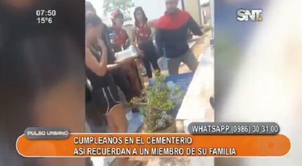 Jóvenes celebran cumpleaños de amigo fallecido en cementerio