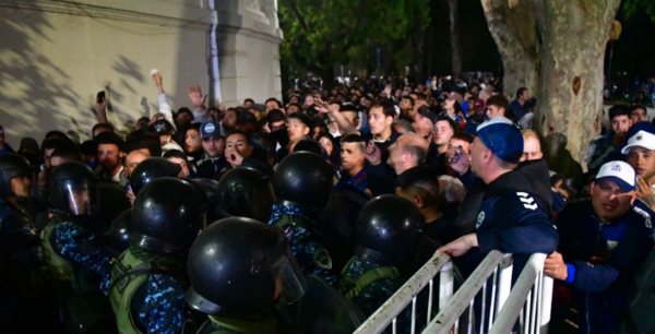 Hinchas de Gimnasia reclaman justicia por aficionado fallecido en la noche de terror