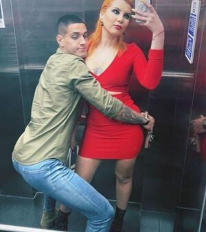 ¡Pelotero le apuró a su novia en el ascensor!