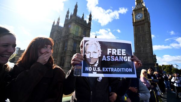 Rodean el Parlamento británico por la liberación de Assange