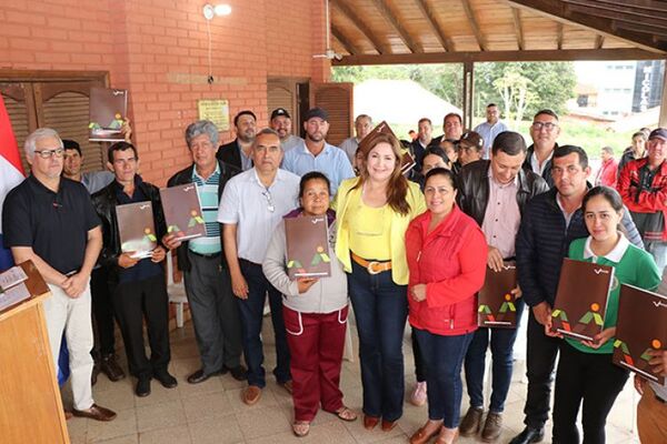 Indert entregó títulos de propiedad, inauguró sistemas de agua y entregó semillas en Caazapá