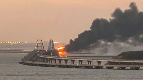 Gran incendio en el puente Kerch en Crimea