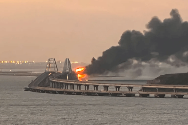 Una explosión destruyó gran parte del puente de Kerch, que conecta a Rusia con Crimea