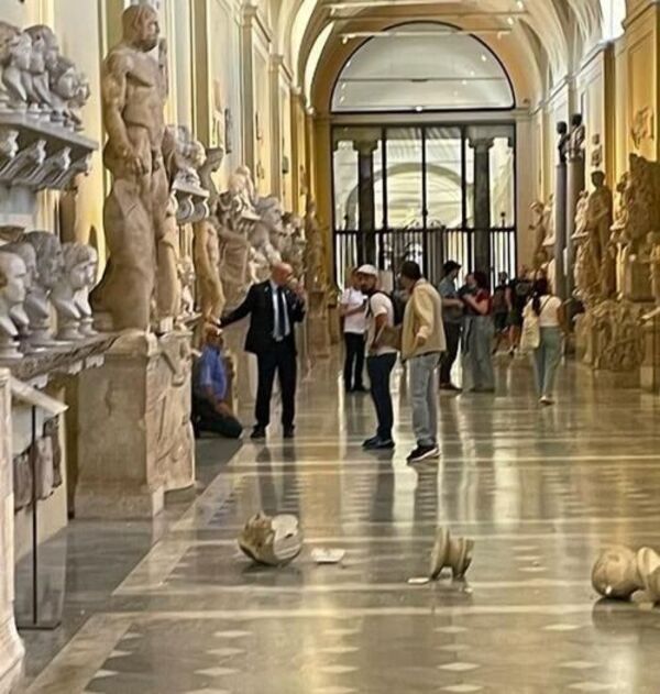 Turista estadounidense destruye bustos en el Vaticano al no ser recibido por el papa - Informatepy.com