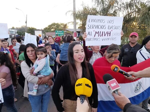 Beneficiarios de viviendas sociales exigen al Gobierno Nacional la entrega de las casas - Nacionales - ABC Color