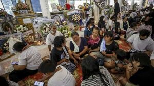 Familiares asisten a los funerales por la matanza en guardería de Tailandia
