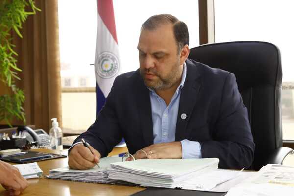 Ministro firmó protocolos de escritura para transferencia definitiva de lotes a familias - .::Agencia IP::.