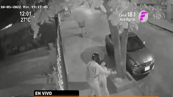 ¡Cobardes! Motochorros asaltan a una joven en Villa Elisa | Noticias Paraguay