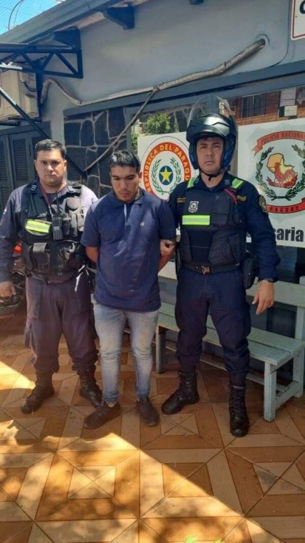 Crónica / Pasajero con actitud sospechosa intentó huir del colectivo pero le agarró la Poli