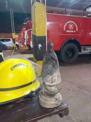 Crónica / Una imagen de la Virgen de Caacupé se salva en medio de un incendio