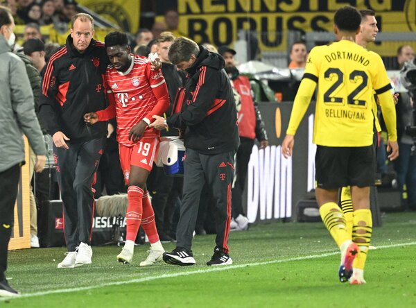 Alphonso Davies es trasladado al hospital por posible conmoción cerebral