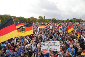 Más de 10.000 ciudadanos alemanes llegaron a Berlín el sábado para manifestarse contra el gobierno - Informatepy.com