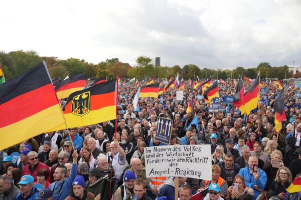 Más de 10.000 ciudadanos alemanes llegaron a Berlín el sábado para manifestarse contra el gobierno - Informatepy.com