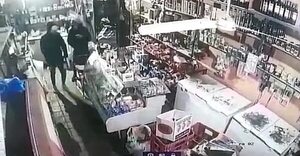 Identifican a supuestos motochorros que asaltaron bodega en Caacupé - Policiales - ABC Color