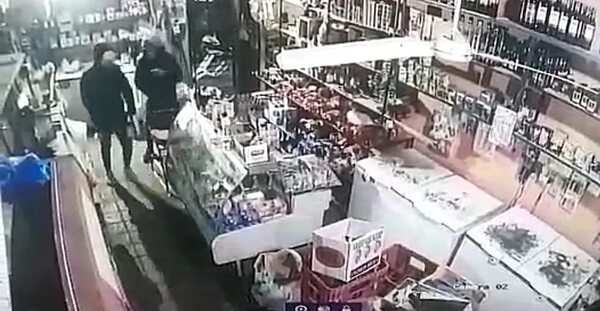 Identifican a supuestos motochorros que asaltaron bodega en Caacupé - Policiales - ABC Color