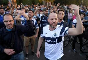 Detienen a dos policías por el partido con graves incidentes en Argentina - Mundo - ABC Color