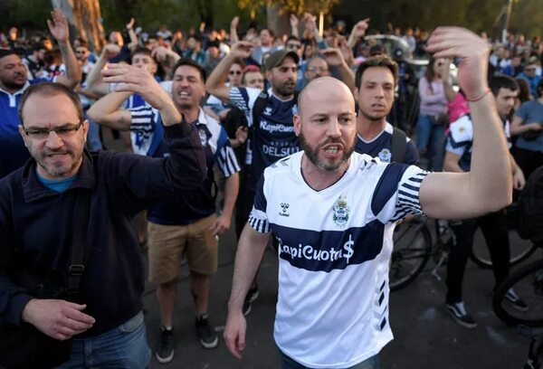 Detienen a dos policías por el partido con graves incidentes en Argentina - Mundo - ABC Color