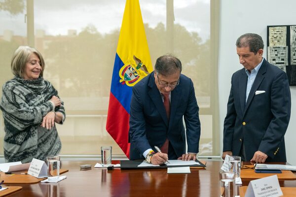 El Gobierno y los ganaderos colombianos firman un pacto de tierras para la reforma agraria - MarketData