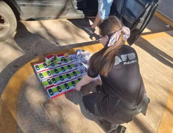 INCAUTARON CELULARES DE CONTRABANDO EN VEHÍCULO PARAGUAYO