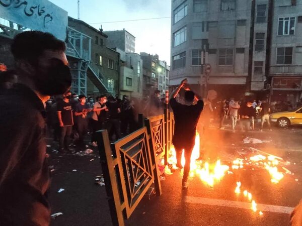 Autoridades iraníes confirman muerte de dos agentes en las últimas protestas - Mundo - ABC Color