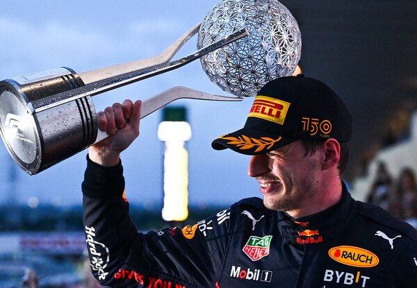 Verstappen logra su segundo título mundial en una confusa y accidentada carrera en Japón