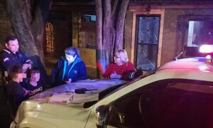 Abandonó a sus hijos menores para ir a farrear
