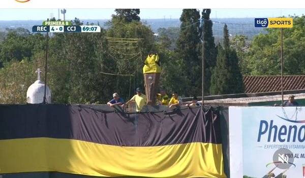 Crónica / En las gradas: hincha le puso la casaca de su club ¡a un féretro!