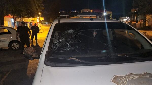 Policías fueron repelidos con palos y piedras por hombres ebrios