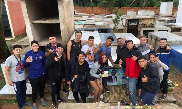 Crónica / [VIDEO] Festejaron cumple en un cementerio: “Disfrutamos como si nuestro amigo estuviese aún con nosotros”