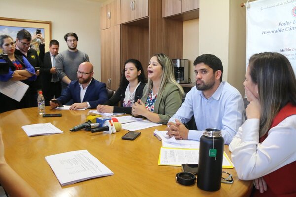 Presentan pruebas de prebendarismo en Facultad de Derecho de la UNA - ADN Digital