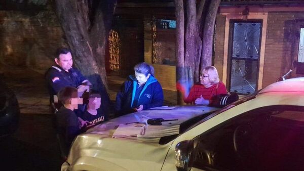 Mamá abandonó a sus hijos para ir a farrear y fue denunciada por uno de ellos