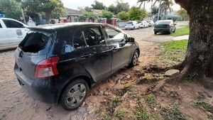 Llena el tanque de combustible, huye y le rompen el parabrisas